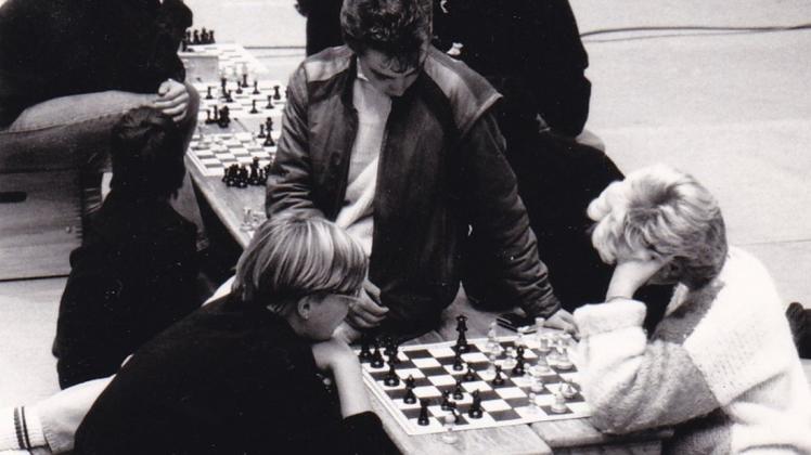 Eine Schachpartie gehörte zum Freizeitvergnügen beim Gemeindejugendzeltlager im September 1985 in Bookholzberg. 