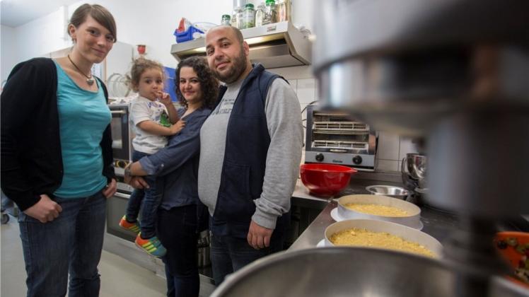 Am Herd werden Sara Höweler vom Verein Exil, der Regisseur Maan Mouslli und seine Frau Nermeen Alkhodari stehen und kochen. Amro darf zumindest naschen. Die vier versteigern derzeit bei E-Bay ein syrisches Party-Catering. 