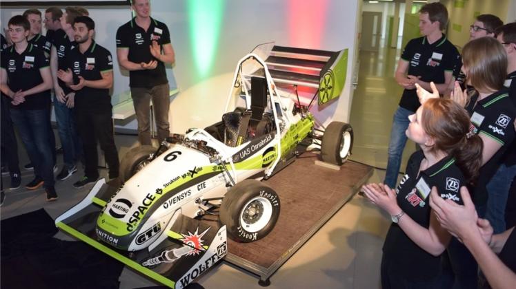 In 2,8 Sekunden von null auf hundert: Der Osnabrücker Hochschulrennstall Ignition Racing Team electric (IRTe) will mit dem neuen Auto IR-16 Honey Badger die Formula Student aufmischen. In 2,8 Sekunden von null auf hundert: Der Osnabrücker Hochschulrennstall Ignition Racing Team electric (IRTe) will mit dem neuen Auto IR-16 Honey Badger die Formula Student aufmischen.