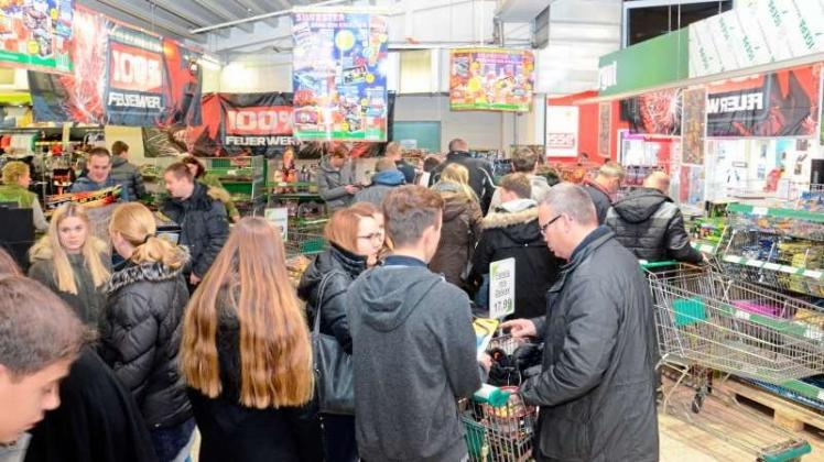 Einen großen Ansturm gab es am Donnerstagmittag auf den Marktkauf-Supermarkt in Meppen. In Scharen stürzten sich die Kunden auf das Angebot von Böller, Raketen und Effekt-Batterien. 