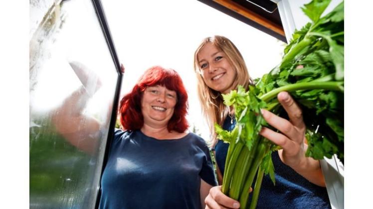 Versuchen der Verschwendung von Lebensmitteln entgegenzuwirken: Sanne Triebkorn und Anika Girotto von den Foodsavern Osnabrück. 