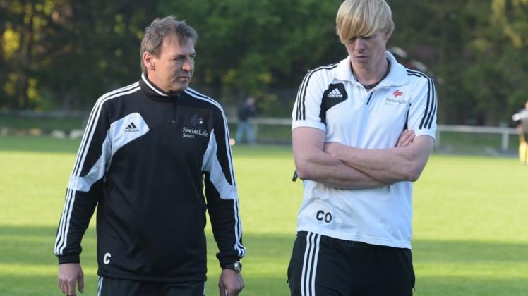 Führen mit ihrem Team die Tabelle der Fußball-Kreisliga an: Ralf Eilenberg (links) und Heiko Schwarting, Trainer des TV Munderloh. 