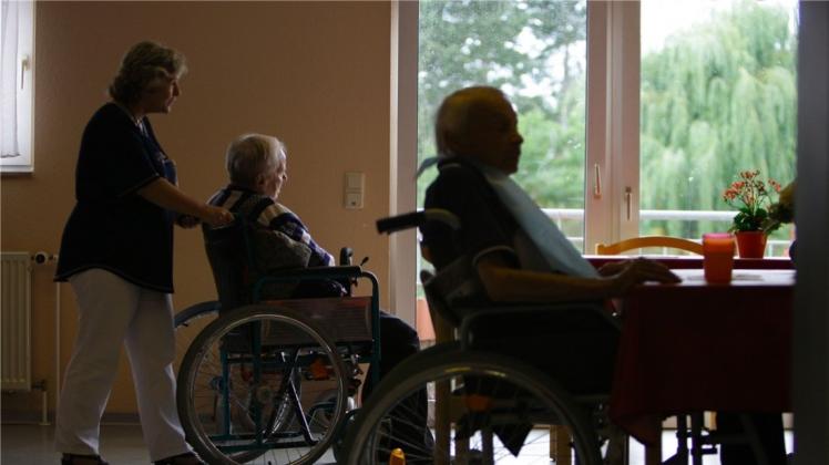 Pflegebedürftige Senioren in einem Altenheim in Hannover (Niedersachsen). Patientenschützer Brysch fordert einen festen Personalschlüssel für alle Heime. 