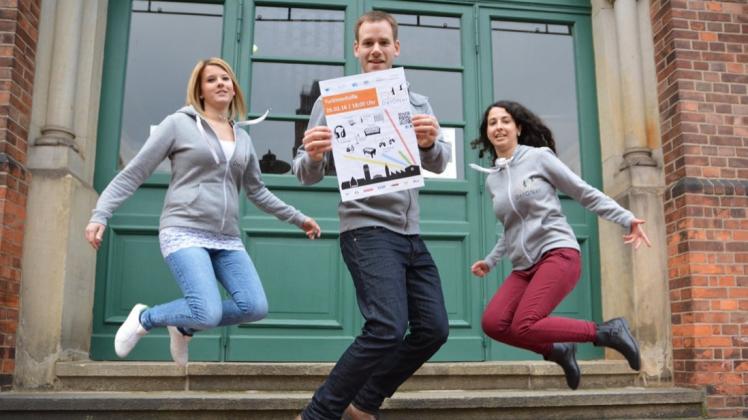 Der Sprung in die Zukunft ist ein Zeichen von DelONet: Janna Oelke, Stefan Dodenhoff und Elif Seldüz (von links) vom DelONet-Team machen es vor. Der Sprung in die Zukunft ist ein Zeichen von DelONet: Janna Oelke, Stefan Dodenhoff und Elif Seldüz (von links) vom DelONet-Team machen es vor.