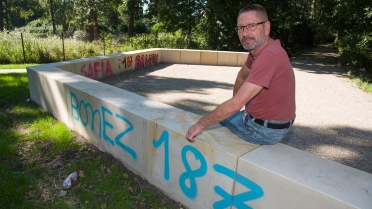 Rolf Heitmann, Geschäftsführer des Bürgerparkvereins „Unsere Graft“, ärgert sich über die Schmierereien. 