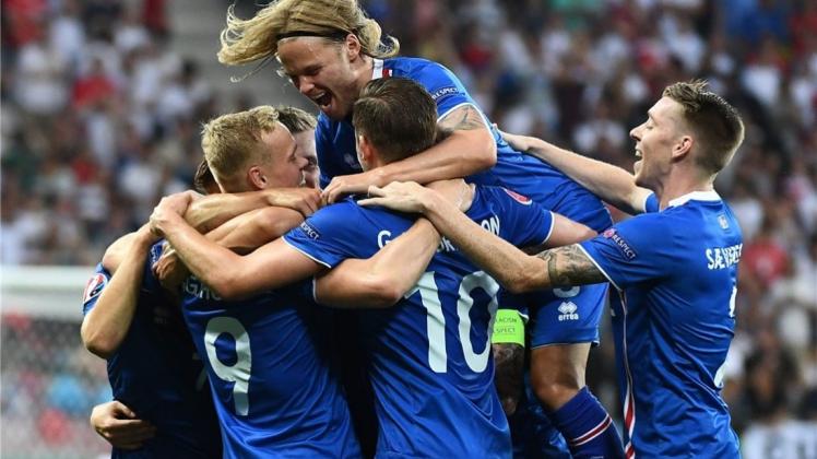 Island feiert den 2:1-Sieg über England und den Einzug ins Viertelfinale dieser EM. 