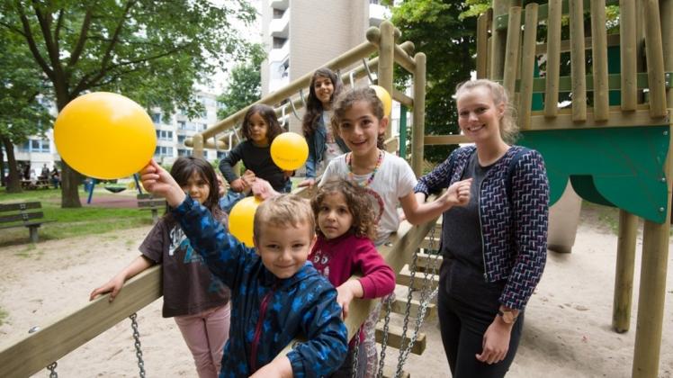 Tanja Ehrlich, Junior-PR-Managerin von Grand City Property (rechts),  hat am Freitag den neuen Spielplatz an der Schwabenstraße eingeweiht. Die Kinder eroberten die Spielgeräte im Nu. Zugleich wurde das Mietersommerfest gefeiert. 
