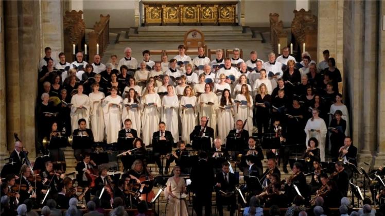 Imposante Kulisse: Die Domchöre und das Osnabrücker Symphonieorchester bei Joseph Haydns „Die Schöpfung“. 