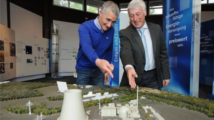 Kraftwerkssprecher Olaf Wollny und der stellvertretende Krfatwerksleiter, Wolfgang Kahlert, vor dem Modell der Anlage. Kraftwerkssprecher Olaf Wollny und der stellvertretende Krfatwerksleiter, Wolfgang Kahlert, vor dem Modell der Anlage.