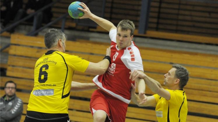 Setzten sich durch: Die Weser-Ems-Liga-Handballer der HSG Delmenhorst II um Malte Coors (Mitte) gewannen das Derby gegen die HSG Grüppenbühren/Bookholzberg III mit Nicolai Parwanow (links) und Mario Sudmann. Setzten sich durch: Die Weser-Ems-Liga-Handballer der HSG Delmenhorst II um Malte Coors (Mitte) gewannen das Derby gegen die HSG Grüppenbühren/Bookholzberg III mit Nicolai Parwanow (links) und Mario Sudmann.