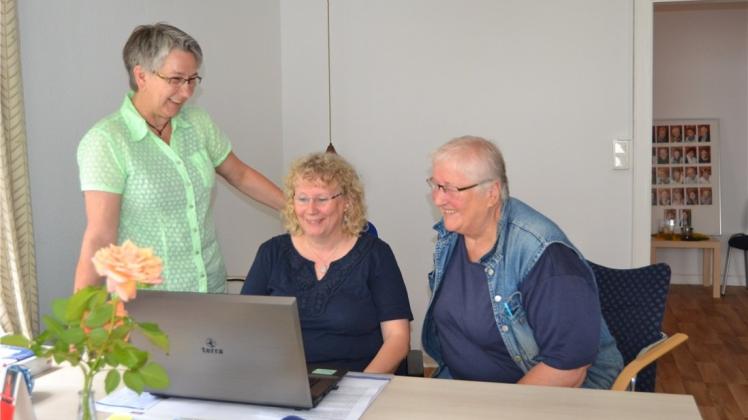 Martina Meinken (Mitte), komplettiert als Koordinatorin das Team des Hospizdienstes um die Vorsitzende Karin Stelljes (links) und Koordinatorin Friederike Tiedge. 