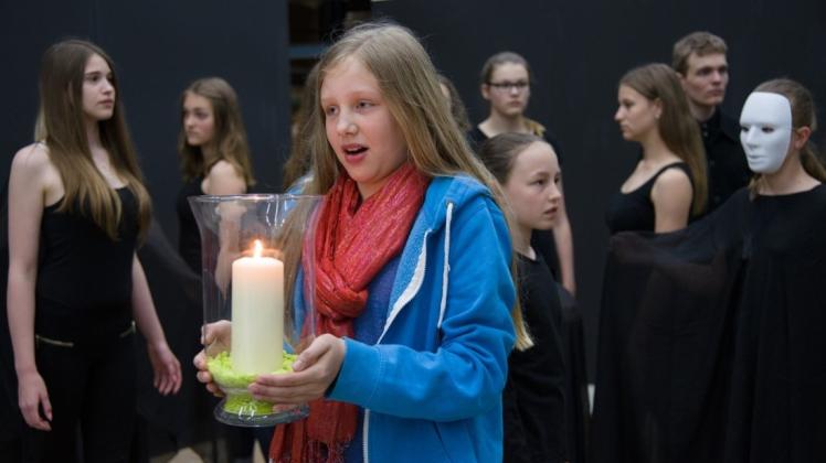 Eine Kerze als Zeichen der Hoffnung: Die Jungs un Deerns proben derzeit für die Premiere ihres neuen Stücken „Hopnung“ in den Räumen des NTD an der Annenheider Straße. 