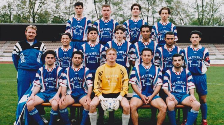 Das vielleicht beste Tur-Abdin-Team aller Zeiten: Unter Trainer Claus-Dieter Meier (Mitte links) holt es 1998 den Bezirksklassen-Titel. 