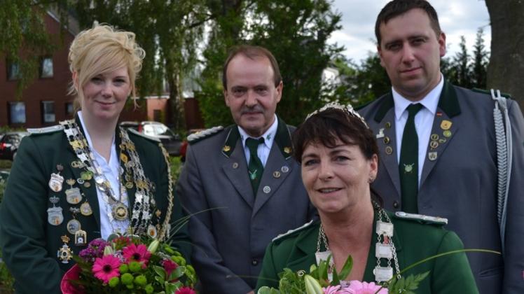 Das neue Königshaus der Schützenbrüderschaft Delmenhorst: Königin Sabine Gropp (vorne) sowie von links Daniela Borgmann (Königin der Königinnen), Jörg Gropp (Vize-König und 1. Adjutant) und Lars Düser (2. Adjutant). Das neue Königshaus der Schützenbrüderschaft Delmenhorst: Königin Sabine Gropp (vorne) sowie von links Daniela Borgmann (Königin der Königinnen), Jörg Gropp (Vize-König und 1. Adjutant) und Lars Düser (2. Adjutant).