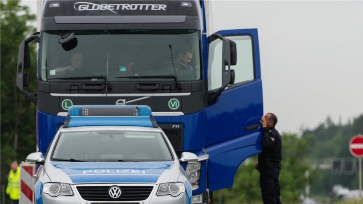 Die Bremer Polizei hat bei Kontrollen zahlreiche Ordnungsverstöße bei Lastwagen und Autos registriert. Symbolfoto: Sebastian Gollnow/dpa