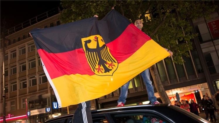 Die Osnabrücker Sozialpsychologin Julia Becker warnt vor dem Spiel der deutschen Nationalmannschaft bei der Fußball-EM vor einem Party-Patriotismus. 
