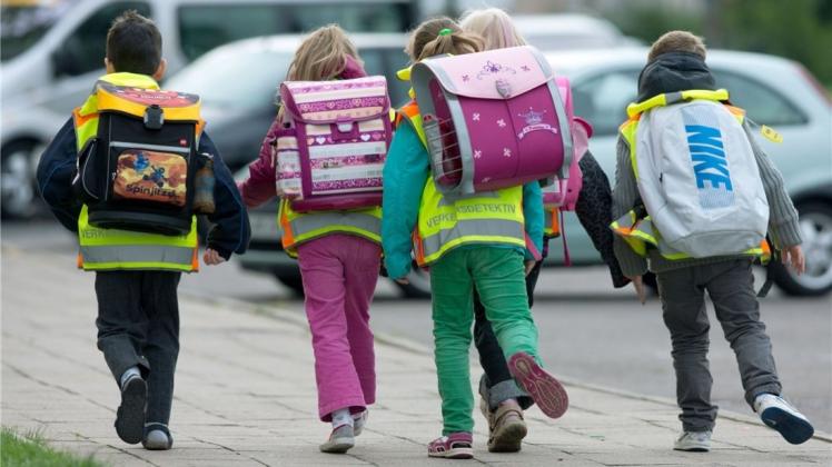 Nach Auffassung des Deutschen Kinderhilfswerks und des Verkehrsclub Deutschland sollen Kinder zukünftig ihren Schulweg wieder mehr zu Fuß beschreiten. Kinder direkt mit dem Auto vor der Schultür abzusetzen sei unnötig und gefährlich. 