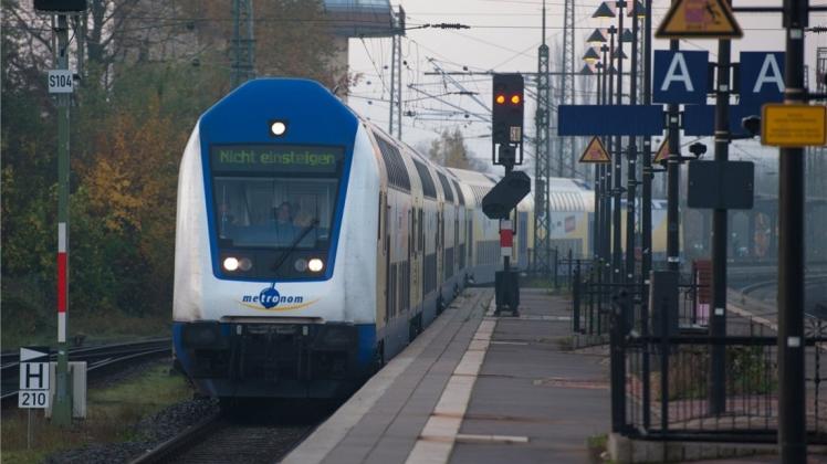 Die Bundespolizei sucht nach einem Mann, der eine Frau im Zug von Bremen nach Hamburg sexuell belästigt haben soll. Nun meldete sich eine zweite Frau. Symbolfoto: dpa