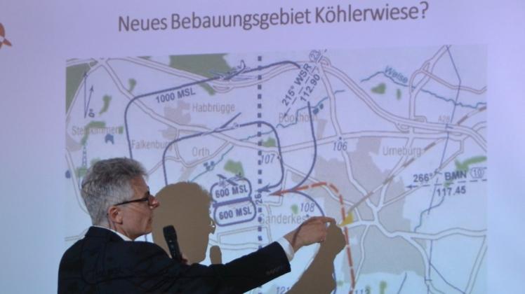 Ralf Sauer, Geschäftsführer des Atlas Airfields, stellt im Ausschuss die Einflugschneise vor. Das Baugebiet Köhlerwiese liegt im Bereich der Platzrunde. 