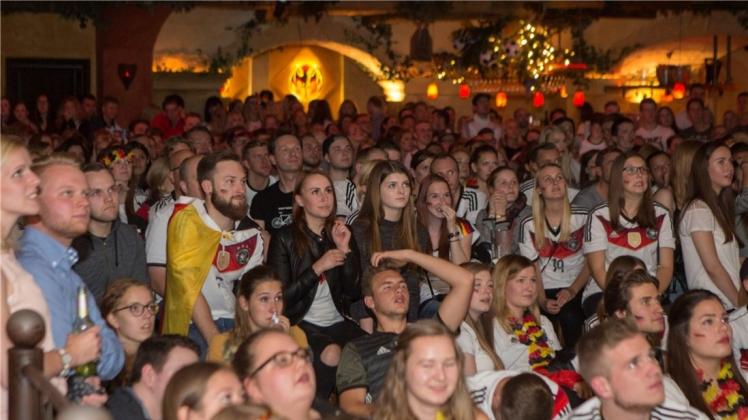 Rund 1000 Besucher hatten sich zum Public Viewing für das EM-Spiel Deutschland gegen Polen im Osnabrücker Alando versammelt. 
