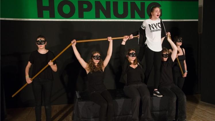 Die Jungs und Deerns des Niederdeutschen Theaters Delmenhorst (NTD) zeigen mit „Hopnung“ ein grandioses und hochkomplexes Theaterstück. 