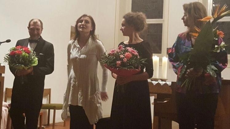 Kulturabend mit Natalia Palamartschuk (2. vl.): Mit ihr freuten sich Genadijus Bergorulko, Anastasia Lewtschuk und Sabine Szacknys über den Applaus in der Jesus-Christus-Kirche. 