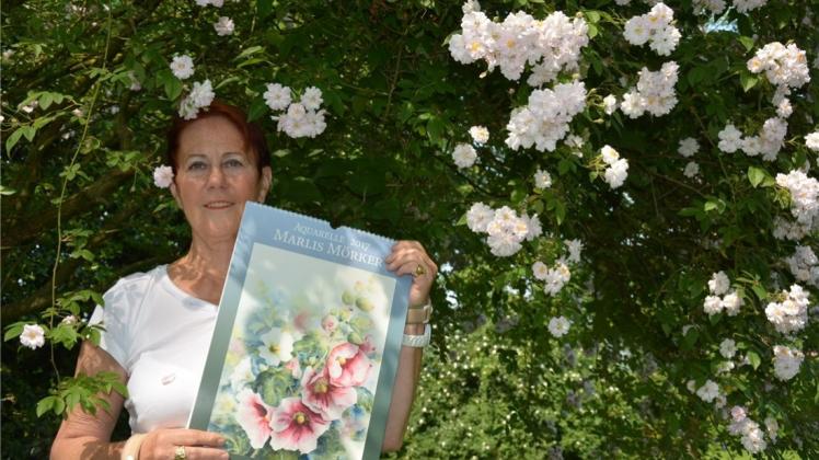 Inmitten ihrer Lieblingsblumen, der Rosen, stellt die Bramscher Malerin Marklis Mörker ihren Aquarell-Kalender 2017 vor. 