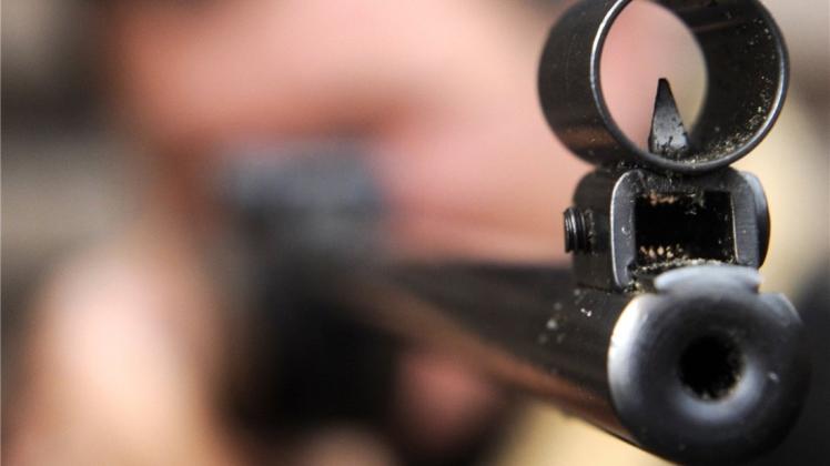Ein 17-Jähriger hat vermutlich auf ein fahrendes Auto geschossen. Dabei sei eine Scheibe des Wagens zersprungen, teilte die Polizei Lüneburg am Freitag mit. Ein 17-Jähriger hat vermutlich auf ein fahrendes Auto geschossen. Dabei sei eine Scheibe des Wagens zersprungen, teilte die Polizei Lüneburg am Freitag mit.