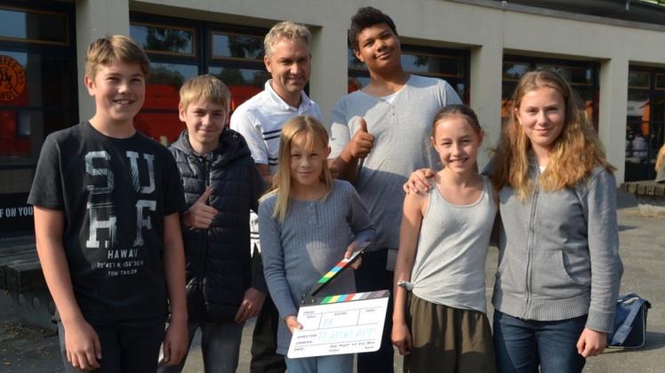 Sie drehen einen plattdeutschen Film: (von links) Sören, Niklas, Filmberater Arne Osolin, Nicklas sowie (vorne von links) Catalina, Laura und Malin. 