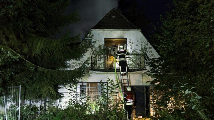Die Ursache für den Brand eines leerstehenden Wohnhauses am Osnabrücker Finkenhügel ist nach Angaben der Polizei weiterhin unklar. 