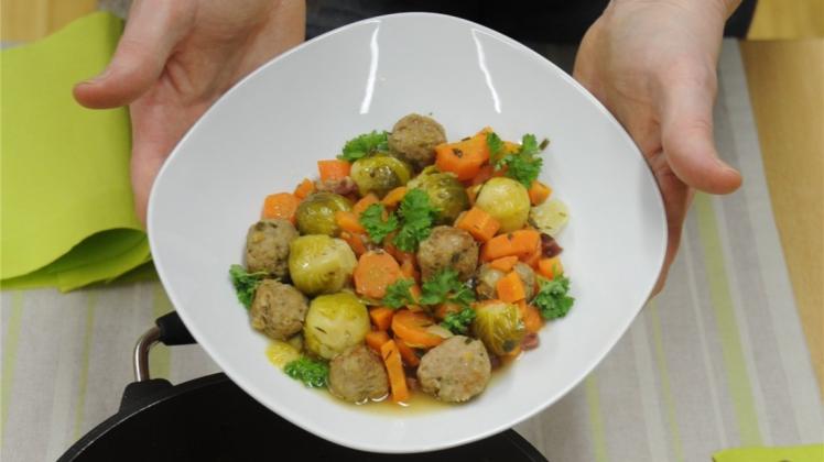 Der Frikadellentopf mit Rosenkohl: Mit nur 20 Minuten Garzeit ein schnelles und leckeres Gericht mit saisonalem Gemüse. 