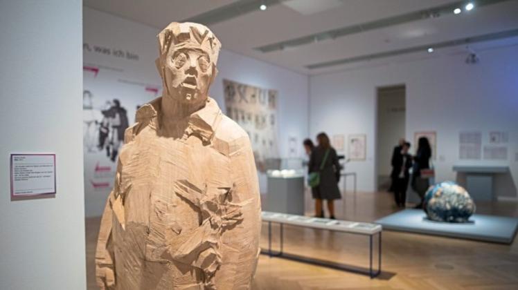 Die Holzfigur „Otto“ des Künstlers Markus Keuler steht in der Ausstellung „Touchdown - Eine Ausstellung mit und über Menschen mit Down Syndrom“ in der Kunst- und Ausstellungshalle der Bundesrepublik Deutschland in Bonn. 