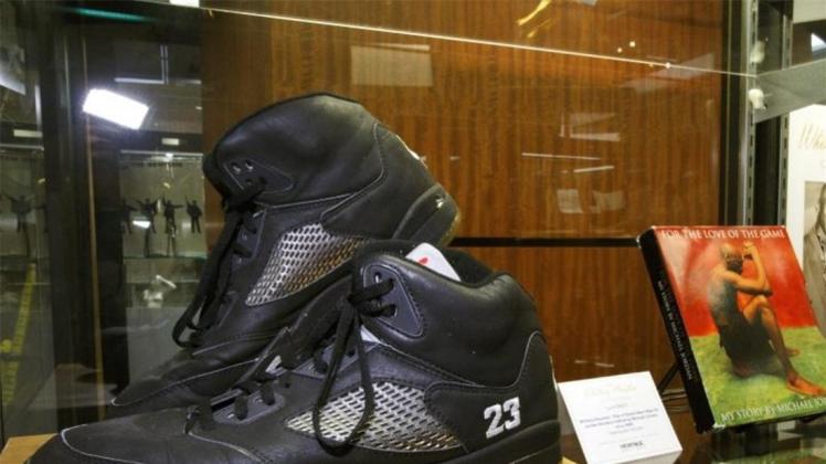 Michael Jordans Schuhe wurden für 20 000 Dollar (18 000 Euro) versteigert. Foto: Eugene Garcia