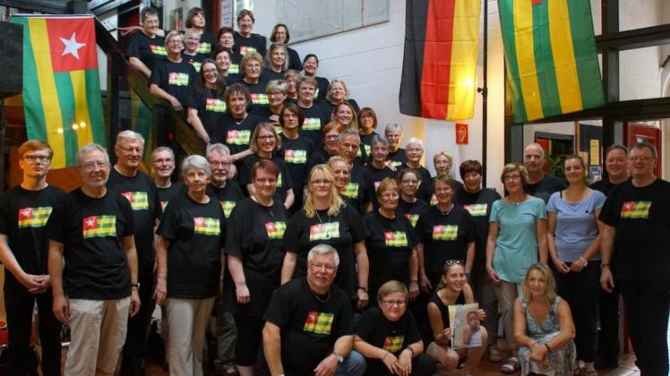 Der von Alfred Stalling (rechts) geleitete African Project Choir hat im Kulturhof Hude unter den Fahnen Deutschlands und Togos Bilanz gezogen. Der von Alfred Stalling (rechts) geleitete African Project Choir hat im Kulturhof Hude unter den Fahnen Deutschlands und Togos Bilanz gezogen.