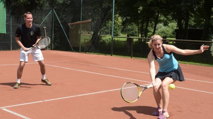 Nicht zu schlagen: Alexander Löde und Sally Thomas beim Mixedturnier des Huder Tennisvereins. 