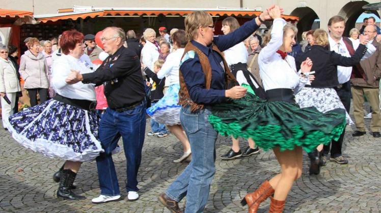 Öffentliche Auftritte, wie hier auf dem Delmenhorster Kartoffelfest, gehören zum Programm der Delme Square Dancer. Am 1. Mai feiern sie ihr „Birthday Special“ auf der Nordwolle.
