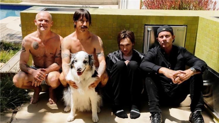 Die Band Red Hot Chili Peppers mit vermutlich gar nicht „scharfem“ Hund. 