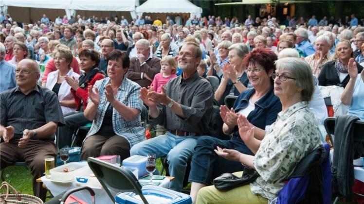 Musikgenuss samt Picknick: Das Burginsel-Festival paart erstmals ein Rock’n’Roll-Konzert mit dem dk-Sommerkonzert.Archivbild: A. Nistler