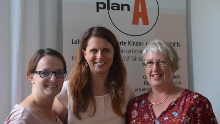 Sabrina Bahl (l.) und Heike Hammel (r.) engagieren sich im Patenschaftsmodell von Plan A um Ansprechpartnerin Kristina Taeger. 