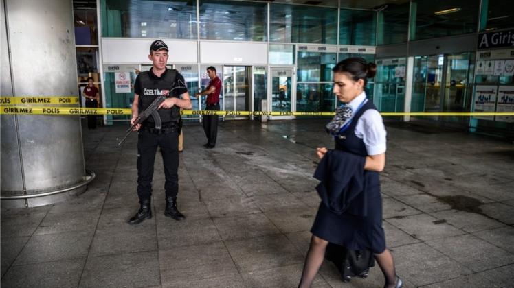 Die Anschläge auf dem Istanbuler Flughafen haben nach bisherigem Kenntnisstand 44 Menschen das Leben gekostet. Auch vor Ort ist die Anteilnahme groß, Reisebüros hatten in diesem Jahr gar nicht erst viele Reisen verkauft. 