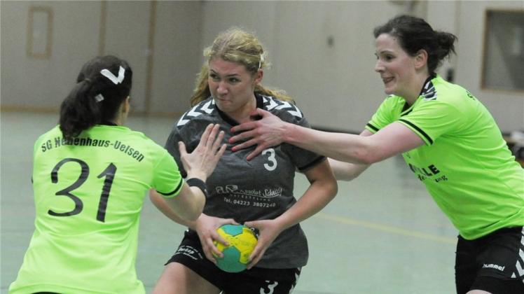Ließen sich von der HSG Barnstorf/Diepholz nicht aufhalten: die Landesliga-Handballerinnen der HSG Grüppenbühren/Bookholzberg um JoanaOekermann (Mitte, im Spiel gegen die SG Neuenhaus/Uelsen). 