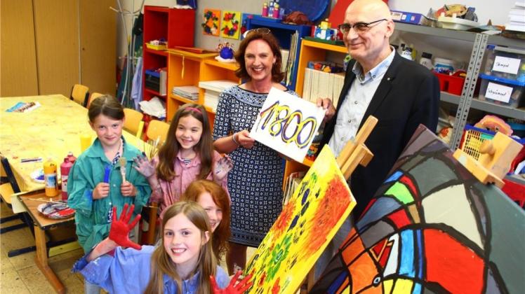 Erhält eine Spende: Die Jugendkunstschule erhält 1800 Euro vom Lions-Club Delmenhorst-Burggraf. Darüber freuen sich die Jungkünstlerinnen Marlene (v. li.) 6), Emelie (7), Charlotte (10) und Lea (11) sowie die Leiterin der Juku Bärbel Schönbohm und Reimund Stolle. Erhält eine Spende: Die Jugendkunstschule erhält 1800 Euro vom Lions-Club Delmenhorst-Burggraf. Darüber freuen sich die Jungkünstlerinnen Marlene (v. li.) 6), Emelie (7), Charlotte (10) und Lea (11) sowie die Leiterin der Juku Bärbel Schönbohm und Reimund Stolle.