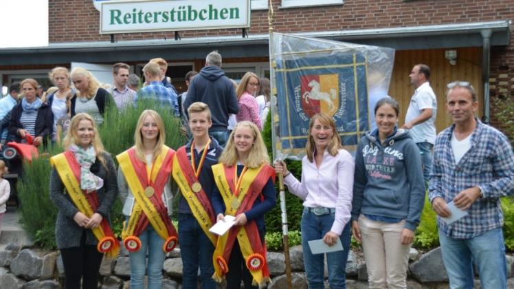 Die neuen Weser-Ems-Meister in der Vielseitigkeit (von links.): Lisa Marie Jägeler, Tabea-Marie Meiners, Loort Fleddermann, Trainerin Ina Tapken, Heike Jahncke und Cord Mysegaes. 
