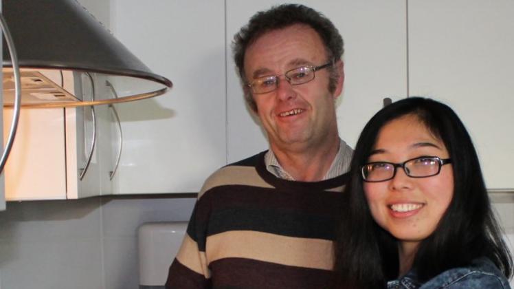 Die Freiwilligendienstleistende Lixia Chen unterstützt Walter Hainke bei der Küchenarbeit. 