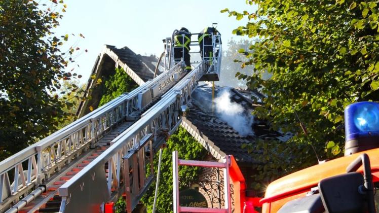 Löschangriff über das Dach: Die Feuerwehr musste an Tag drei nach dem Großbrand wieder zum Hotel Gut Altona ausrücken. 