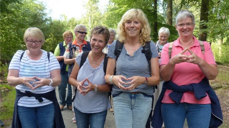 Hoch konzentriert drehten die Bueraner Landfrauen unter Anleitung von Gedächtnistrainerin Marita Wielage-Bücker (vorne 2. von rechts) ihre Finger während des Laufens in entgegengesetzte Richtungen. 