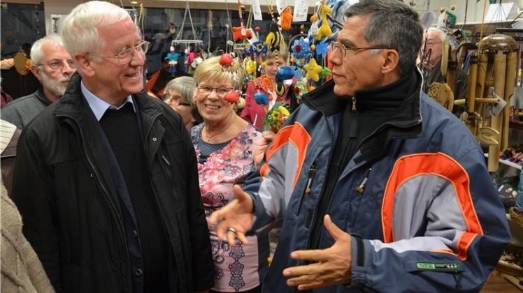 Bischof Gilberto Vizcarra (re.) erklärt Pfarrer Hubert von der Heide und den Delmenhorster Christen die Lage der indigenen Völker. 