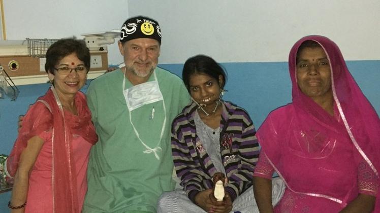 Nach der gelungenen OP: Anästhesist Dr. Ales Stanek und die Patientin Seema (2. v.re.) im Kalindi-Hospital im Norden von Indien. Fotoquelle: Stanek