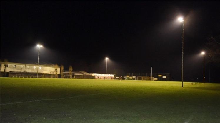 Ein Bild, das bald vielleicht seltener wird: Gestern Abend war der Sportplatz des TV Jahn am Brendelweg nahezu verwaist, nach der neuen Rechtslage könnte dort aber demnächst auch nach 20 Uhr wieder gespielt werden. Ein Bild, das bald vielleicht seltener wird: Gestern Abend war der Sportplatz des TV Jahn am Brendelweg nahezu verwaist, nach der neuen Rechtslage könnte dort aber demnächst auch nach 20 Uhr wieder gespielt werden.