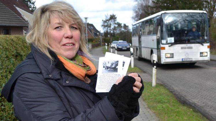 Hier ist es nur der Schulbus, doch auch viele andere große Fahrzeuge fahren jetzt auf der Straße Übern Berg: Anwohnerin Birgit Duchstein ist in Sorge insbesondere um ihre eigenen und andere Kinder. Am Donnerstag hat sie Handzettel für den Ortstermin am Freitagnachmittag verteilt. Hier ist es nur der Schulbus, doch auch viele andere große Fahrzeuge fahren jetzt auf der Straße Übern Berg: Anwohnerin Birgit Duchstein ist in Sorge insbesondere um ihre eigenen und andere Kinder. Am Donnerstag hat sie Handzettel für den Ortstermin am Freitagnachmittag verteilt.